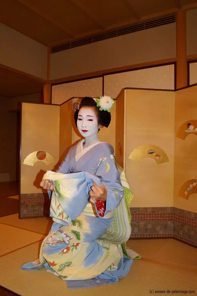 A maiko (ふく真莉)giving a private daning performance