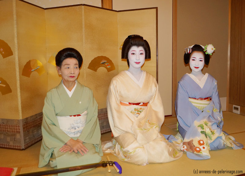 three geishas (one maiko and one geiko) sitting, ふく真莉, 君綾