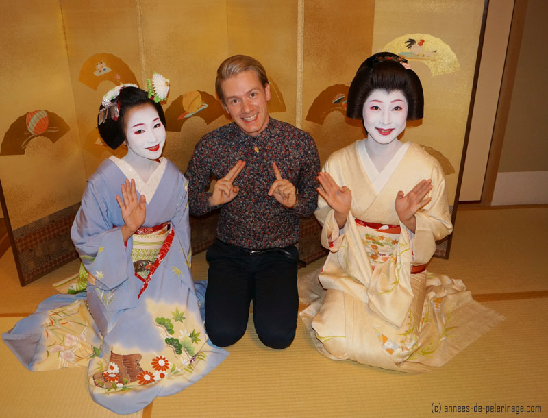 me and two geishas in front of a golden folding screen at a geisha party (ふく真莉, 君綾)
