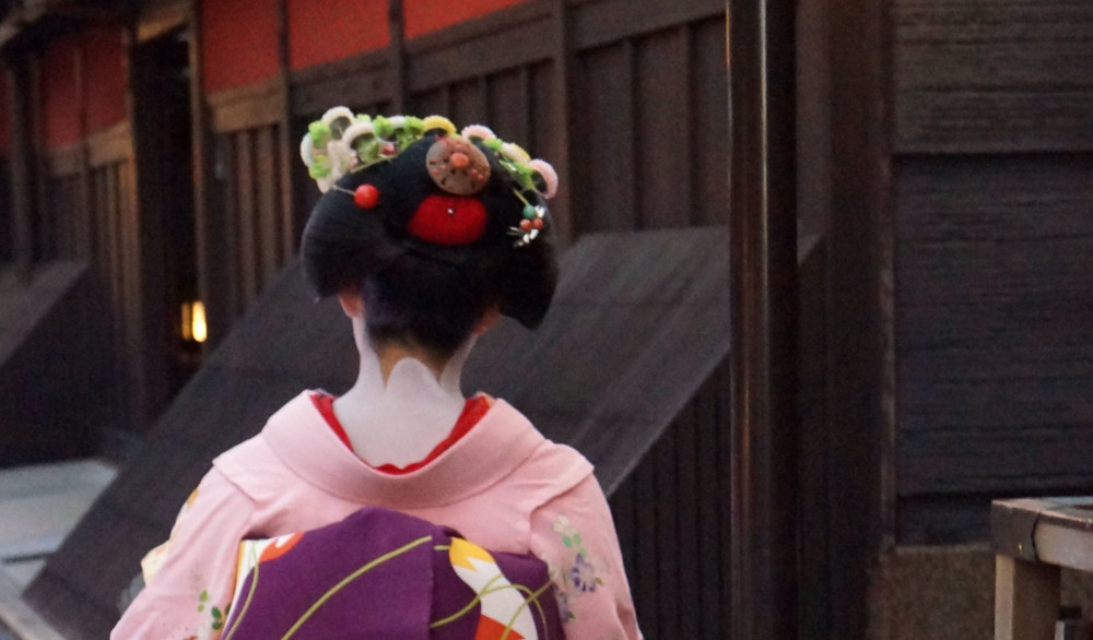 neckdetail geisha of a geisha (meiko)