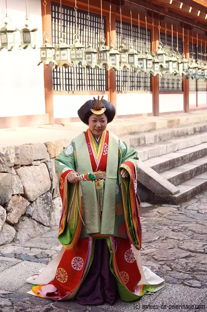 Front view of a women wearing a junihitoe - a kimono with twelf layers from the heian era