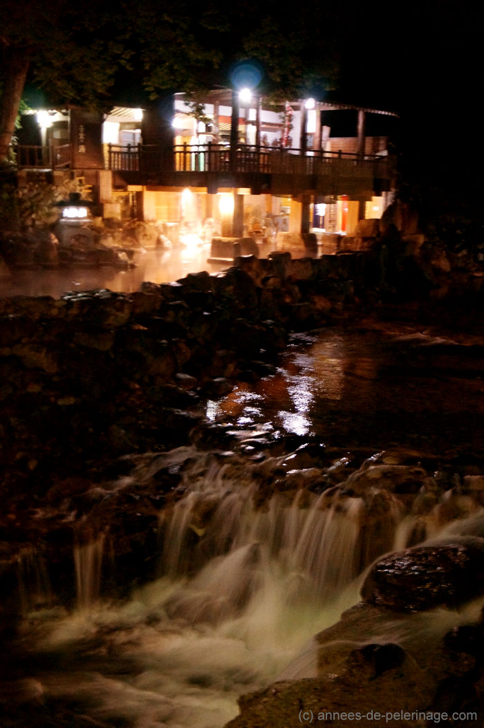 the outdoor pools at Takaragawa-onsen at night