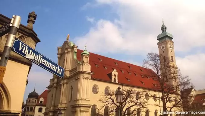 Sign leading at the entrance of the Viktualienmarkt in munich