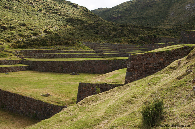 The path leading up to the intiwarana in tipon peru