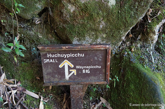 The sign at the fork of the path to huchuy picchu