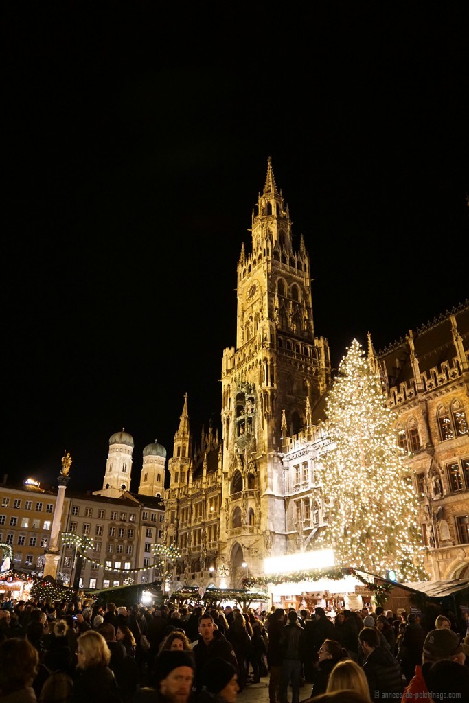 The christmas market on Marienplatz in Munich with the Frauenkirche in the background