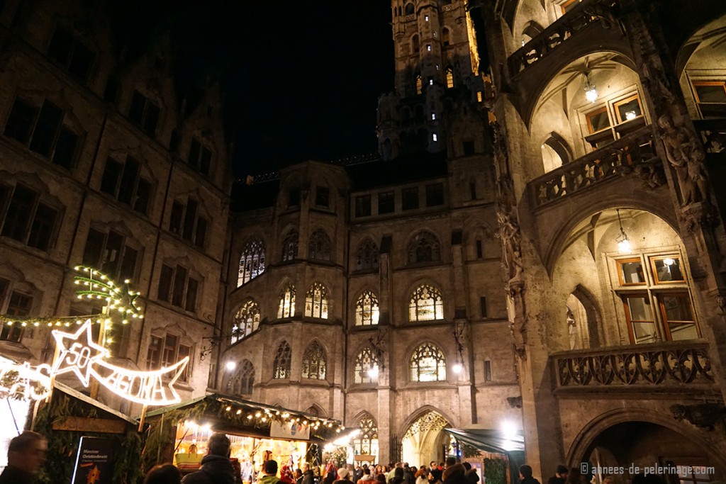 The small Christmas market inside the Munich city hall