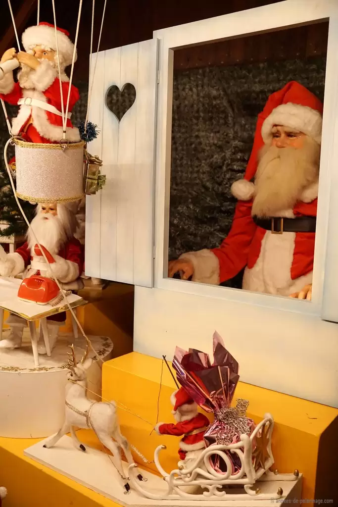 A puppet show with Santa Clause on the Christmas market in Munich