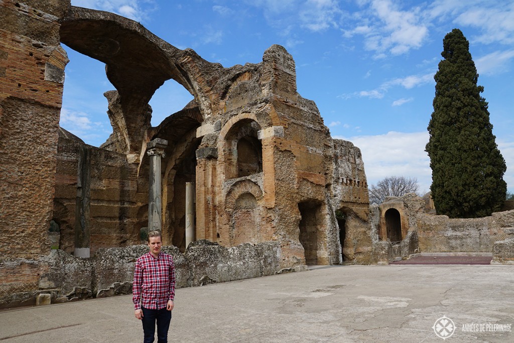 Me standing in front of the grand Therma of the Villa Adriana in Tivoli