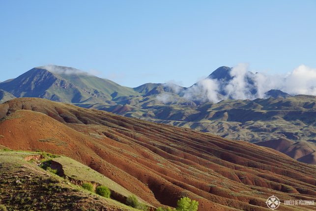 Sweeping red mountains in the Kyzyl-Oi distric in Kyrgystan. Not many come here yet, making it a perfect thing to do in Kyrgyzstan