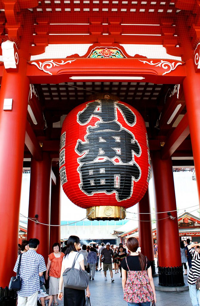 The grand lantern of the Senso-ji temple in Tokyo, Japan - one of the many things to do see in Tokyo
