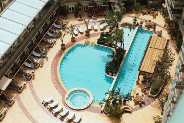 Pool of the Four Season Nile Plaza Hotel - the best luxury hotel in Cairo