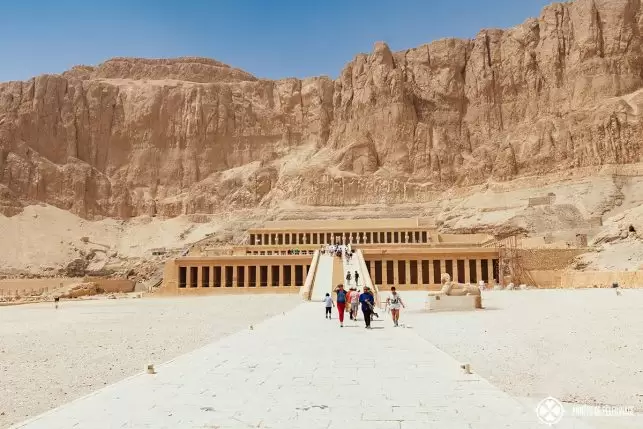 Vorderansicht des Hatschepsut-Tempels in der Nähe von Luxor, Ägypten