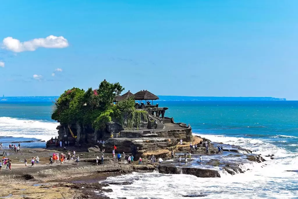 The tanah Lot temple at low tide in the West of Bali, Indonesia. A true must-see in Bali.