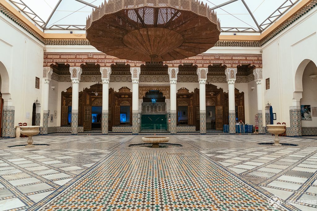 The gigantic courtyard of the Marrakesh Museum with a big exhibition on all things Berber / Moroccan