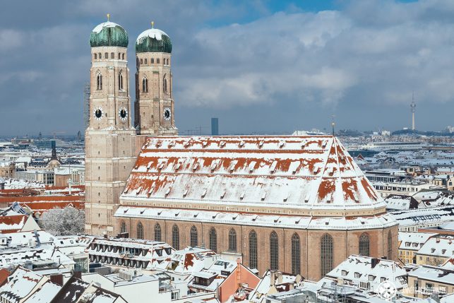 Die Frauenkirche in München im Winter - wenn Sie sich fragen, was Sie im Winter für Deutschland einpacken sollen, dann schauen Sie sich dieses Bild an und holen Sie sich einen großen Mantel und warme Stiefel