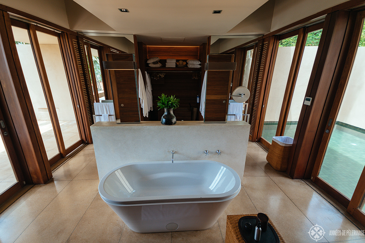 Full view of the bathroom (note the two big mirrors in the back) - the bathrtub, as i noted in my amanwella review, was beautiful but it took ages to fill
