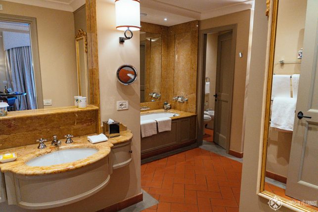 (one half) of the bath of the Junior Suite