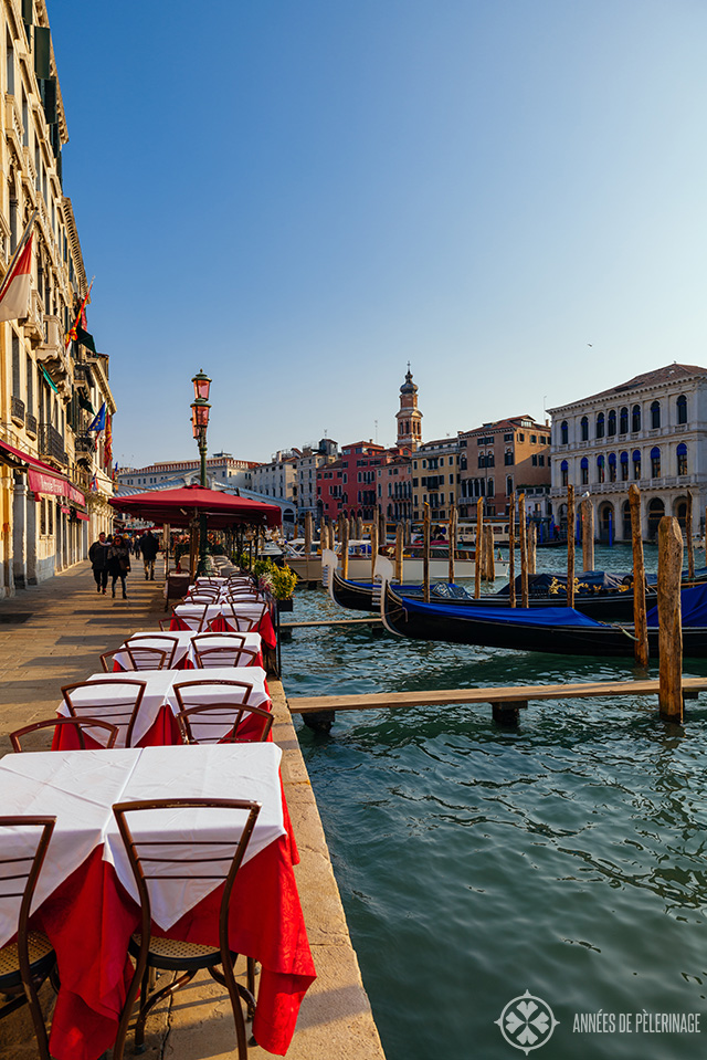 A restaurant at the Canal Grande with the Rialto bridge in the background